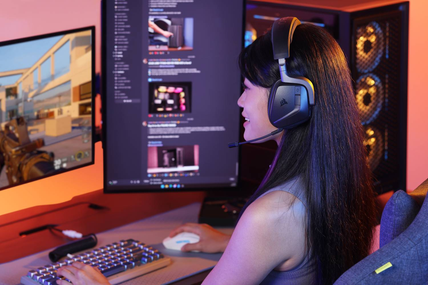 Una mujer con auriculares juega en un PC. Un juego se muestra en la pantalla izquierda.