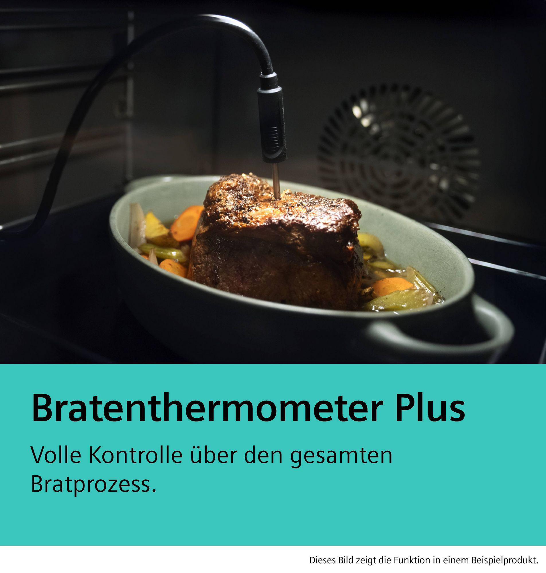 Ein Braten mit Gemüse in einer Auflaufform mit Thermometer im Ofen.