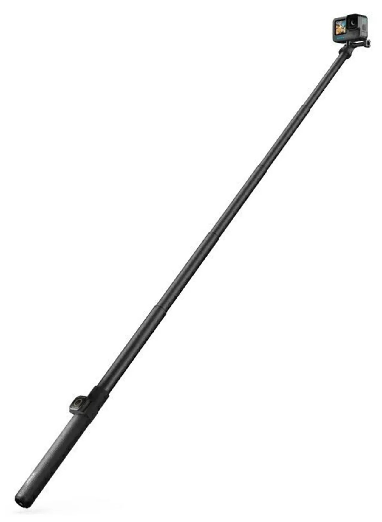 Czarny kijek do selfie z zamocowaną kamerą sportową na białym tle.
