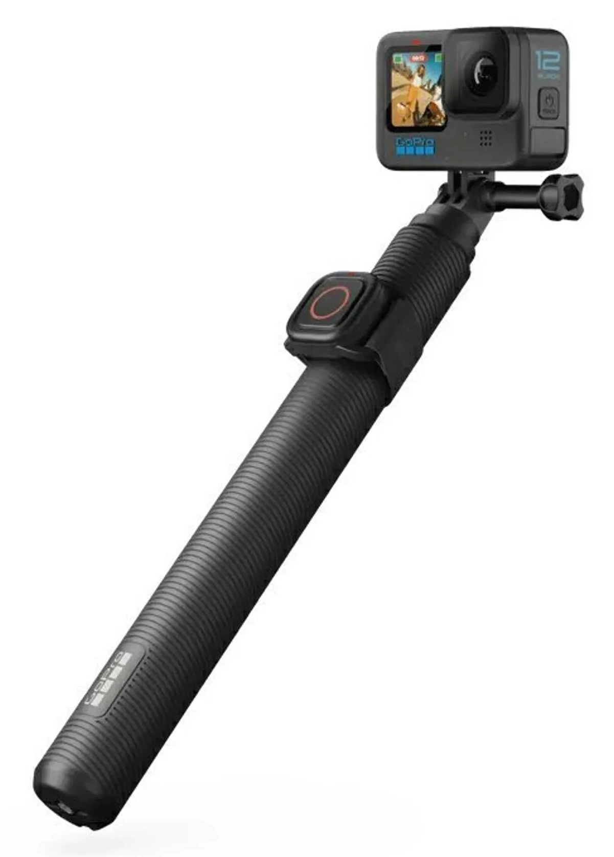 Czarna kamera GoPro przymocowana do wysięgnika, białe tło.