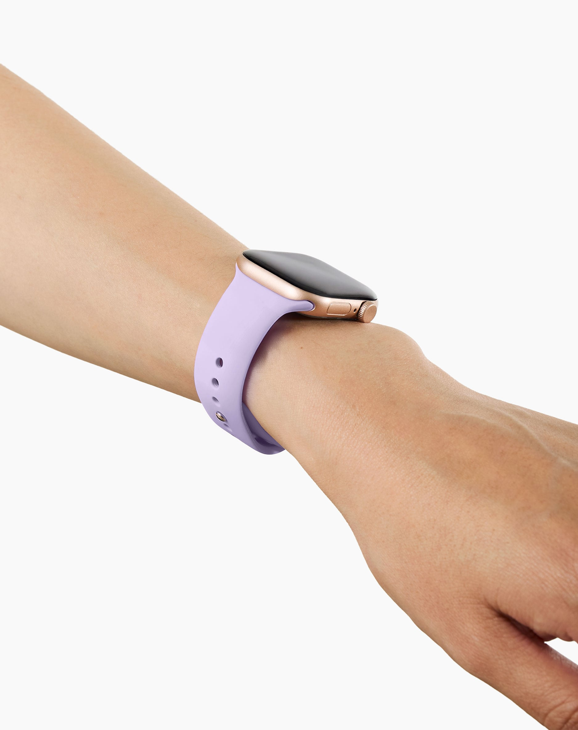 Ein Arm mit einer hellvioletten Smartwatch am Handgelenk.