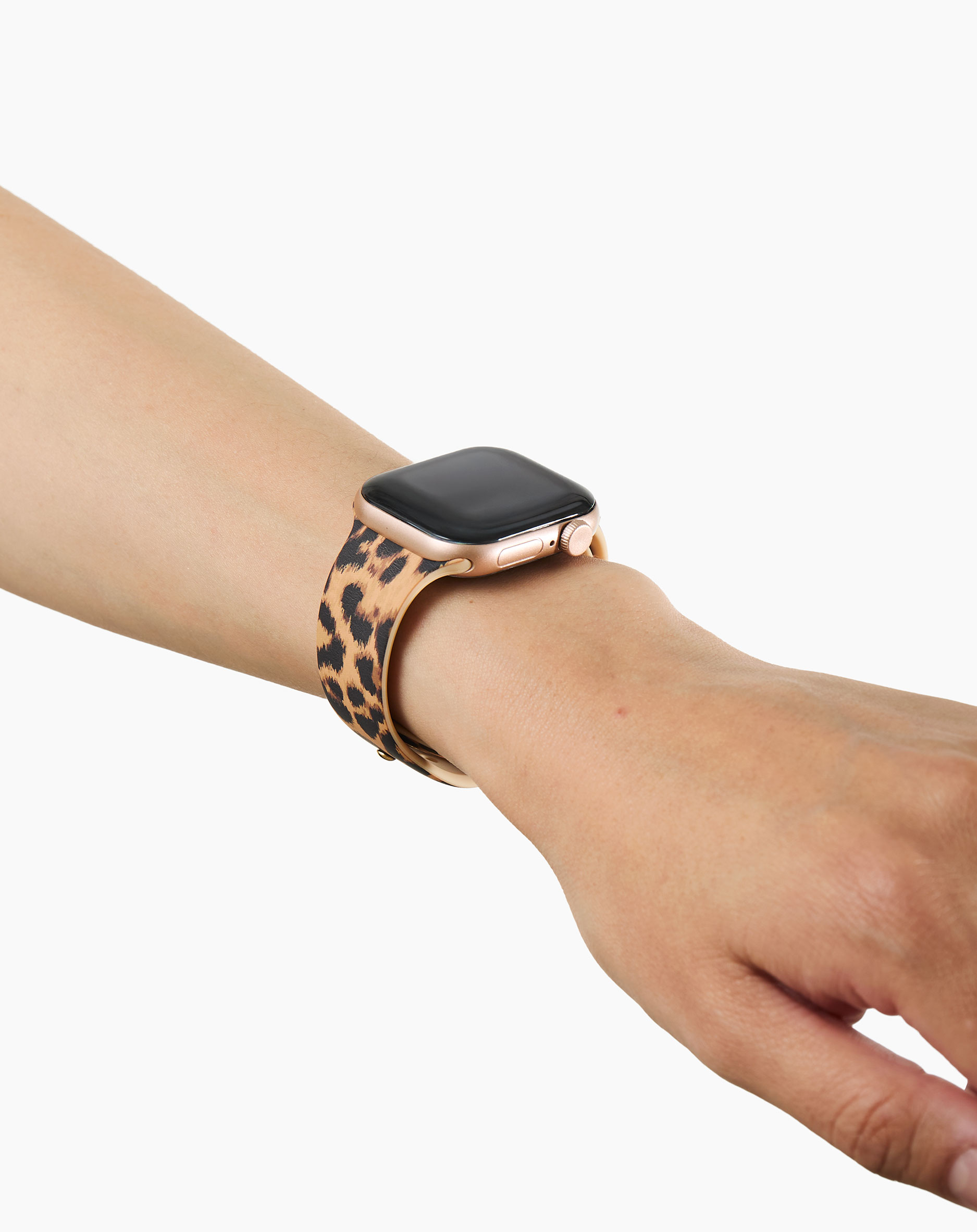 Eine Hand trägt eine goldene Smartwatch mit Leopardendruck-Armband.