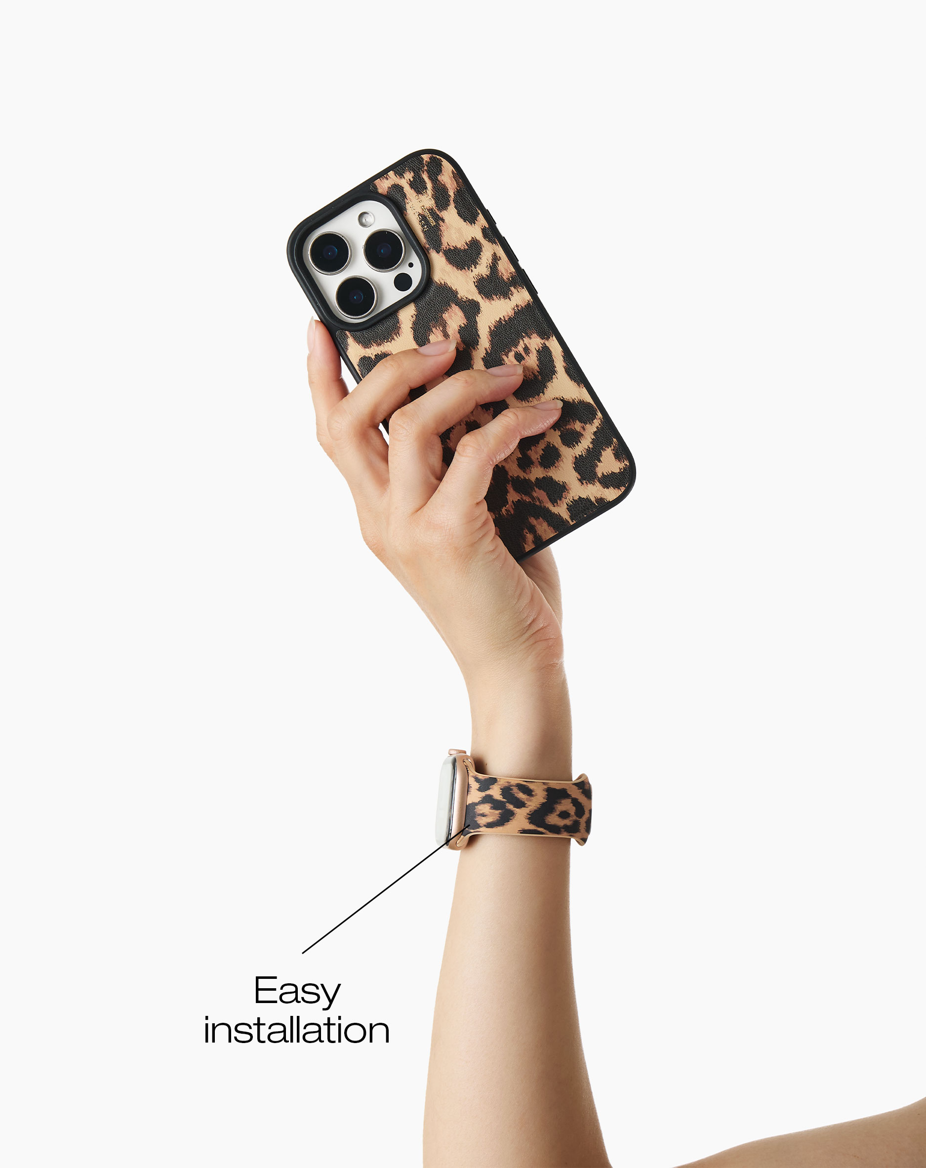Eine Hand hält ein iPhone mit Leopardenmuster-Hülle und ein passendes Armband.
