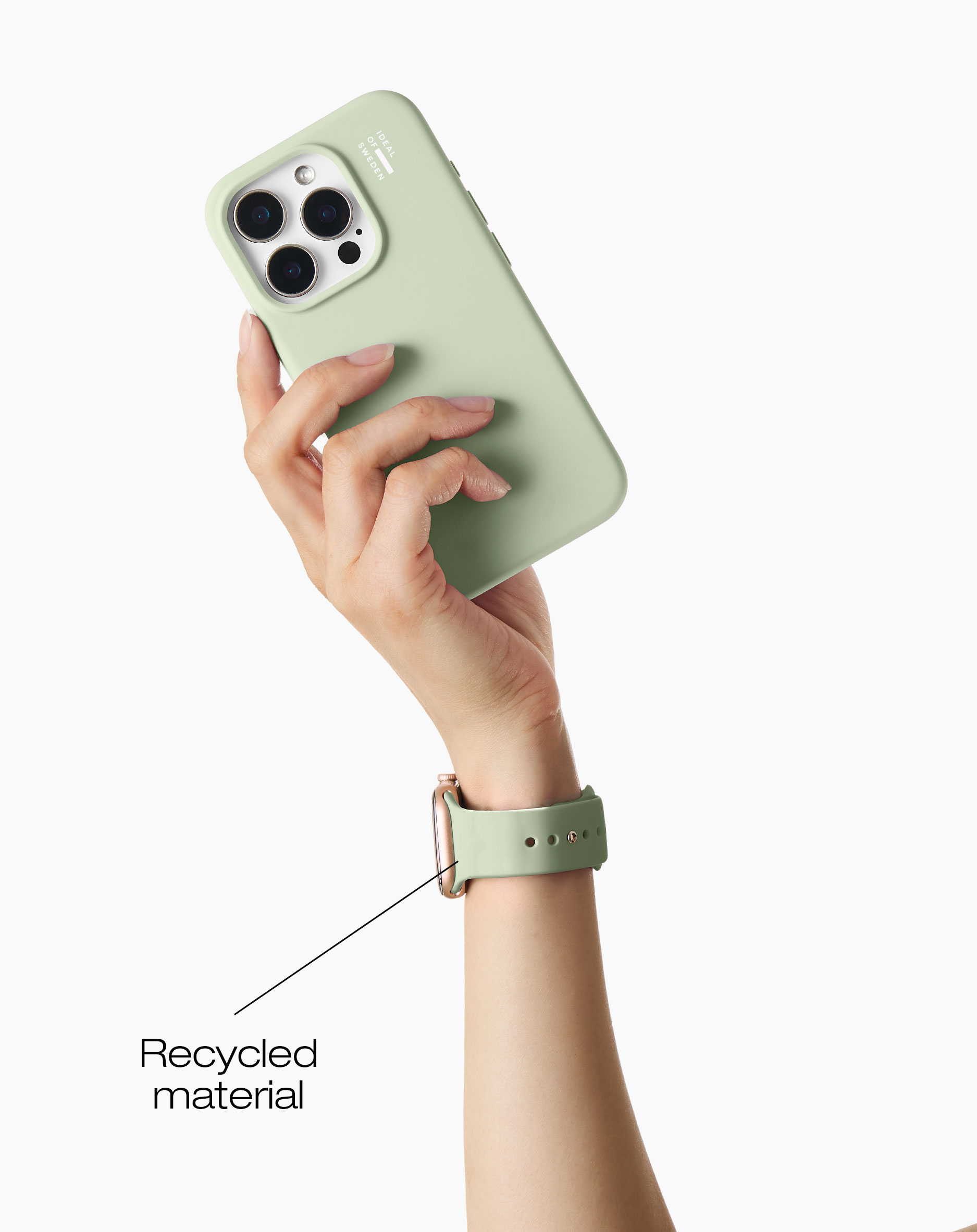 Eine Hand hält ein hellgrünes Handy mit drei Kameras und ein passendes Armband.