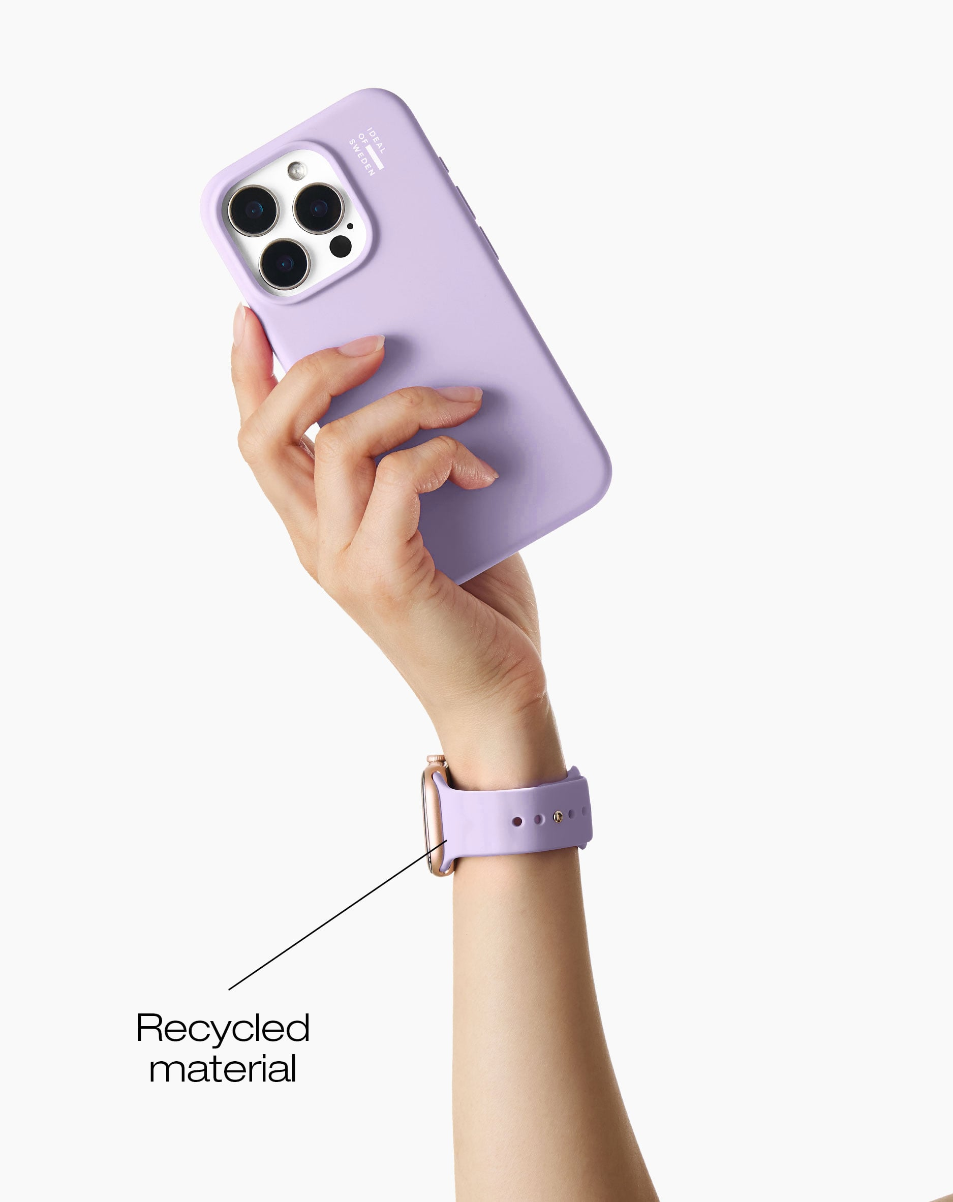 Eine Hand hält ein lilafarbenes iPhone-Case mit drei Kameras. Ein passendes Armband ist am Handgelenk zu sehen.