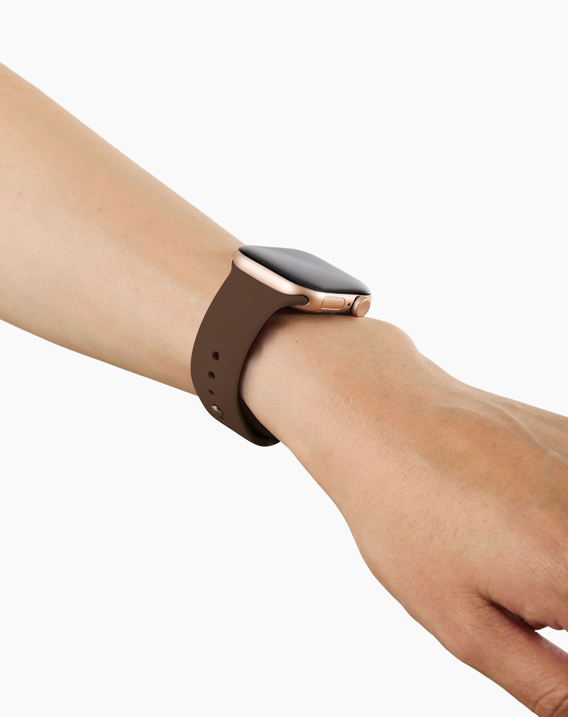 Braunes Smartwatch-Armband an einem Handgelenk. Nahaufnahme.