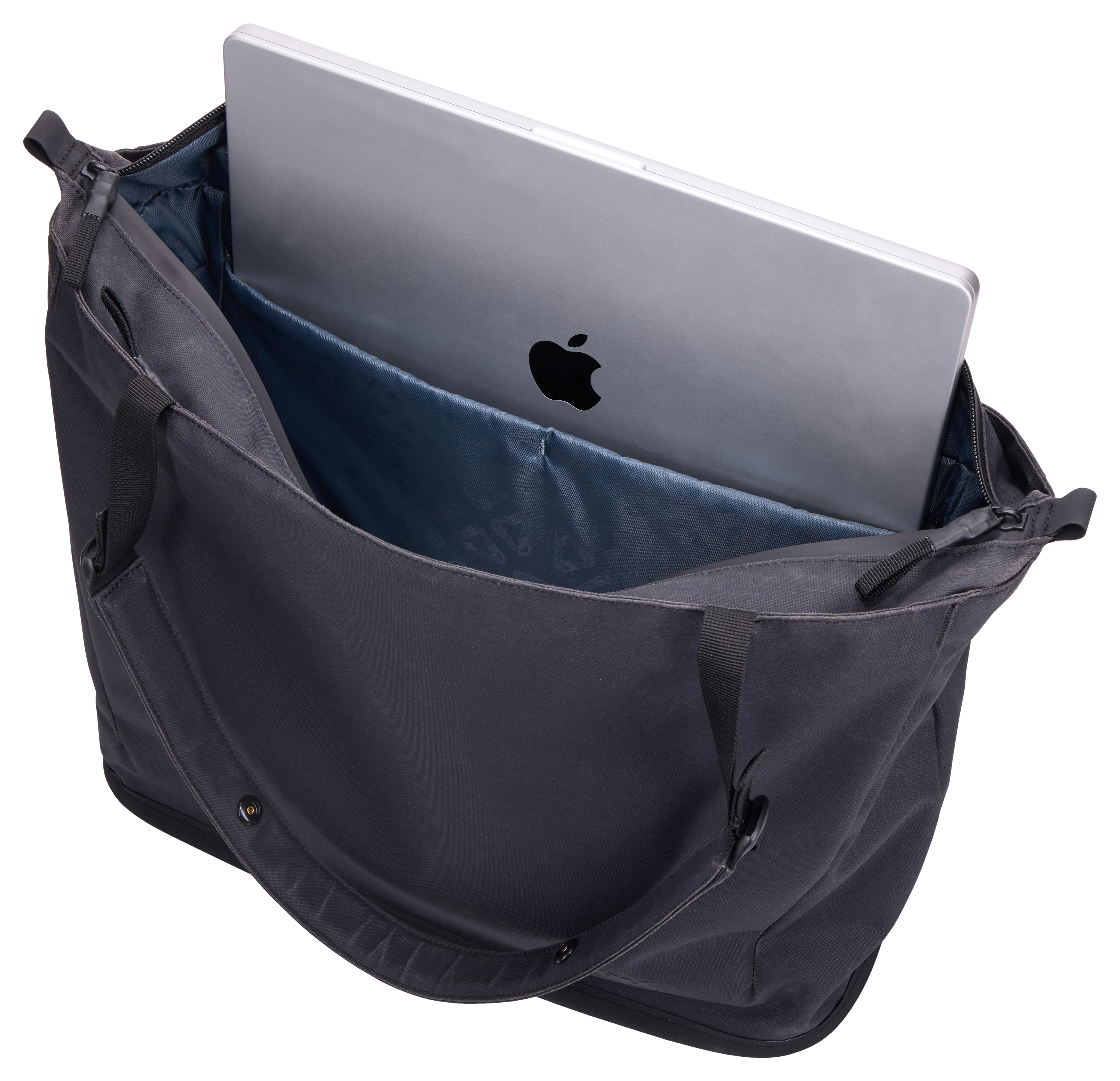 Koyu renk çantanın içinde Apple logolu gümüş rengi dizüstü bilgisayar.