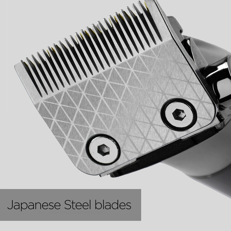 Nahaufnahme einer Haarschneidemaschine mit japanischen Stahlklingen und geometrischem Muster.