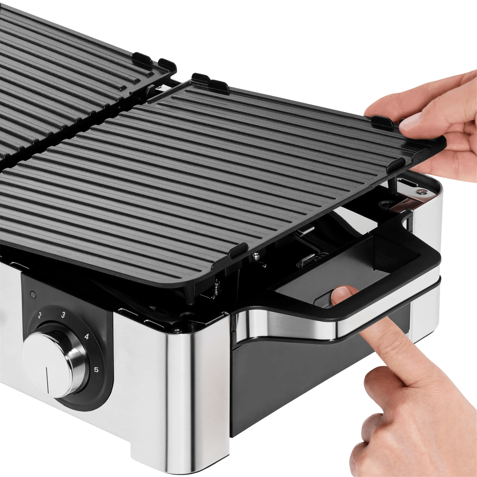 Eine Hand entfernt die Grillplatte von einem silbernen und schwarzen Kontaktgrill.