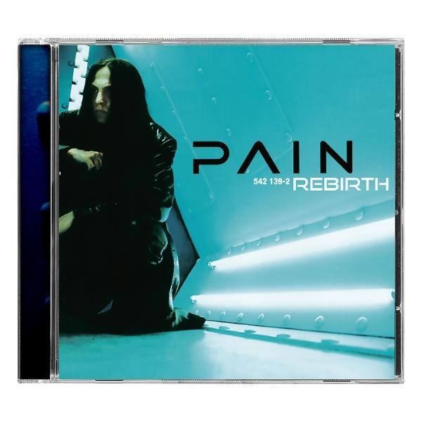 Ein Mann mit dunklem Haar, der in einem blauen Raum sitzt. Albumcover 'PAIN REBIRTH'.