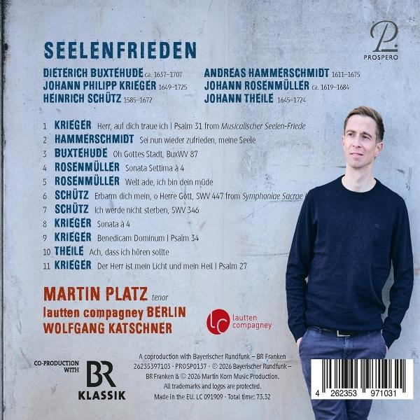 Ein Mann steht rechts, während links eine Liste mit Komponisten und Liedtiteln steht.