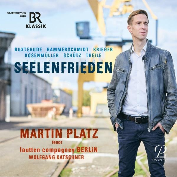 Mann in Lederjacke vor Kran und Gebäude, Albumtitel Seelenfrieden.