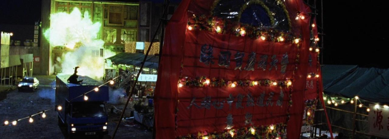 Explosion in einem Gebäude, ein Mann auf einem LKW, ein großes rotes Banner.