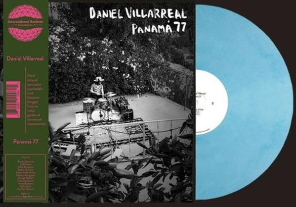 Ein Mann spielt Schlagzeug auf einem Platten-Cover mit blauem Vinyl.