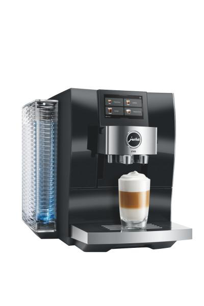 Eine schwarze Kaffeemaschine mit Milchbehälter und einem Glas Latte Macchiato.
