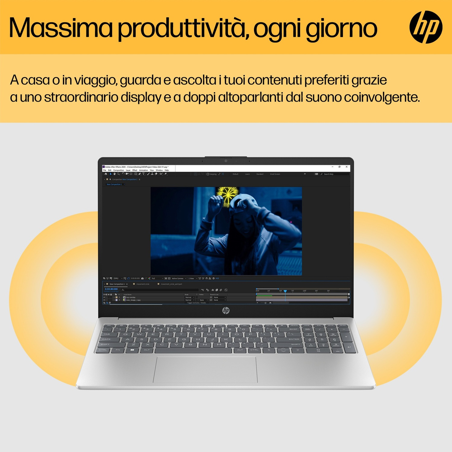 Un laptop HP argentato mostra software di editing video con luci brillanti.