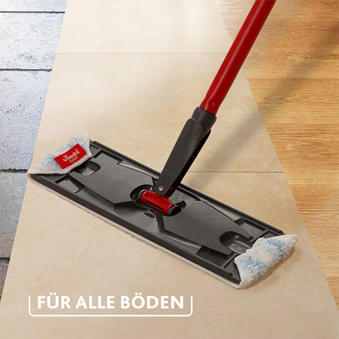 Ein Vileda Wischmop mit rotem Stiel auf verschiedenen Bodenbelägen.