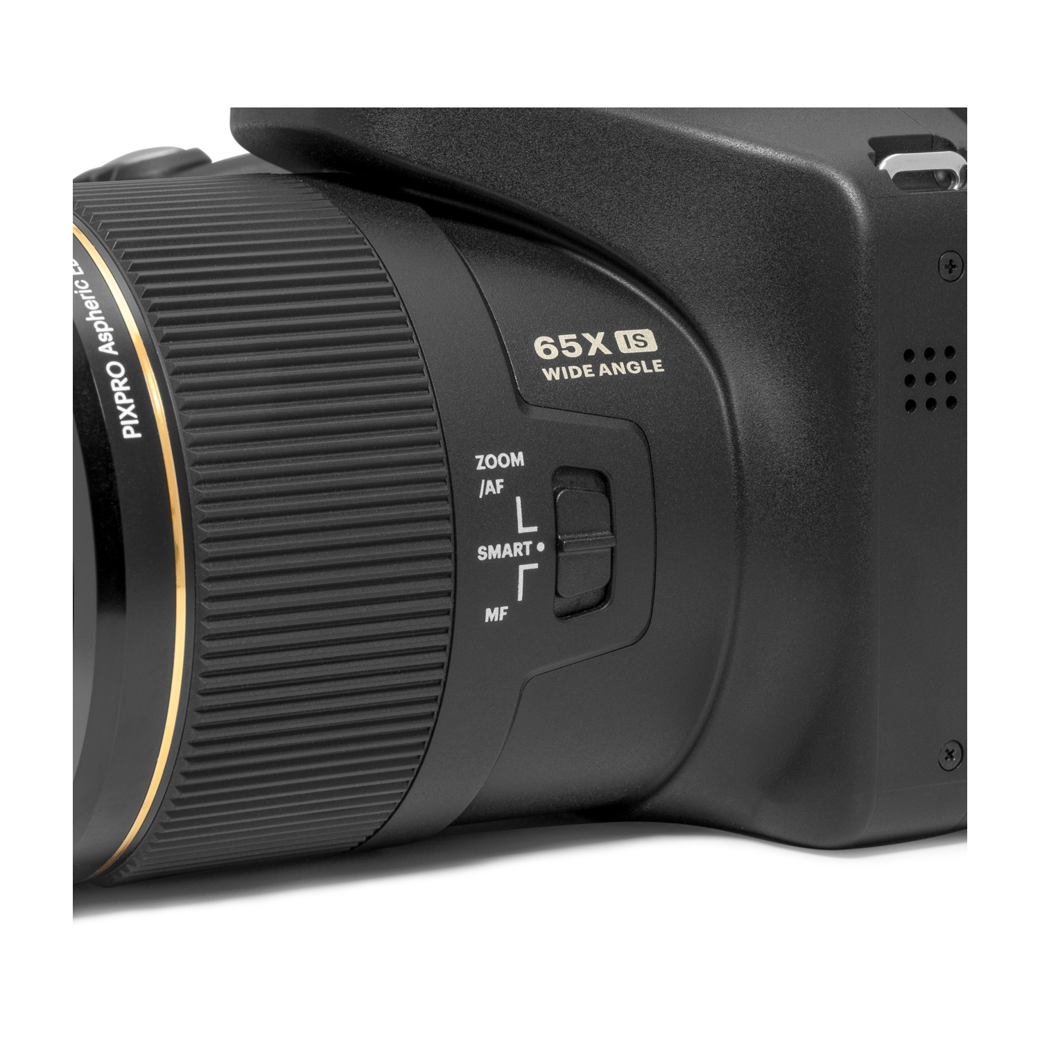 Primo piano di una fotocamera digitale nera, con obiettivo e controlli, testo 65x.