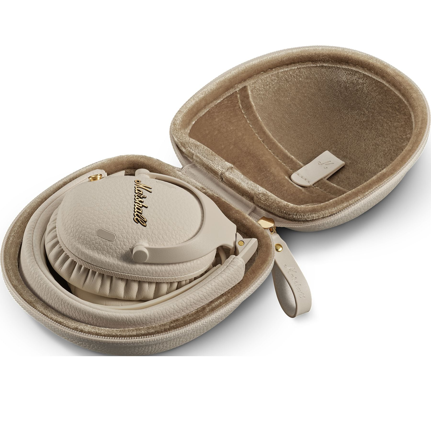 Beżowe słuchawki leżą w otwartym, kremowym etui z aksamitnym wykończeniem.