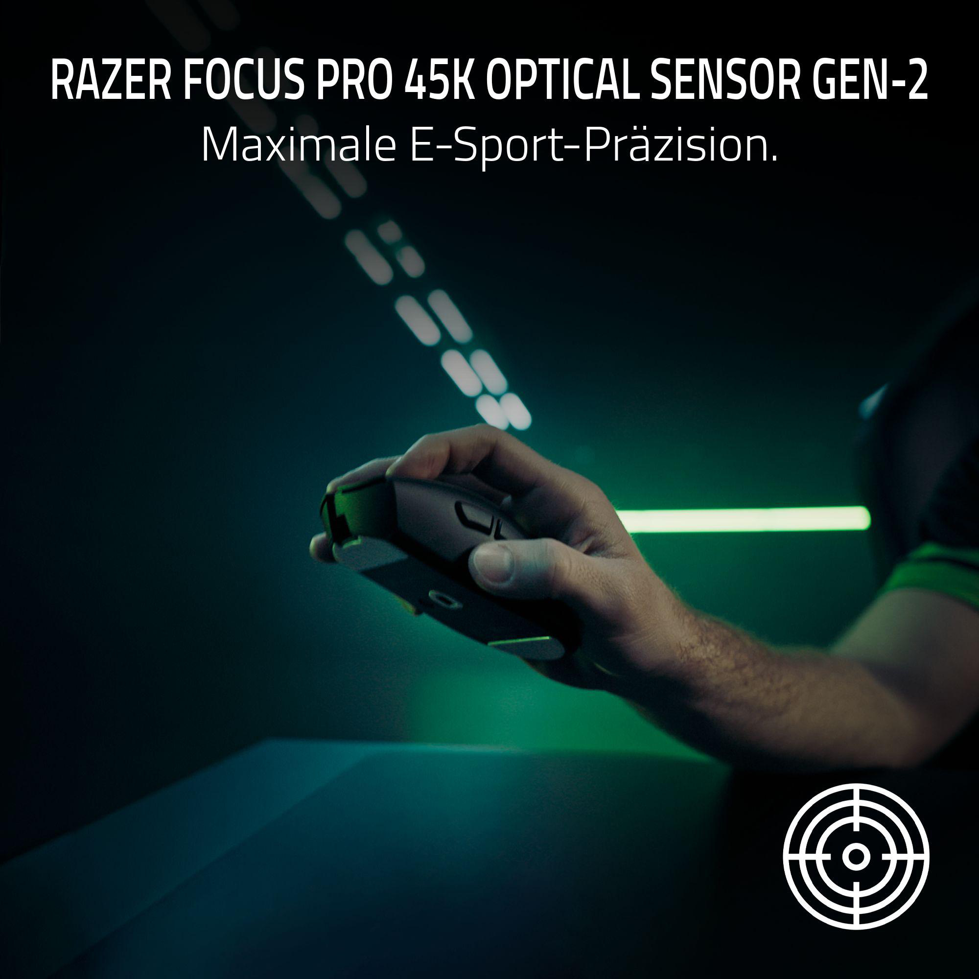 Hand hält eine schwarze Gaming-Maus vor grünem Licht. Ziel-Symbol.
