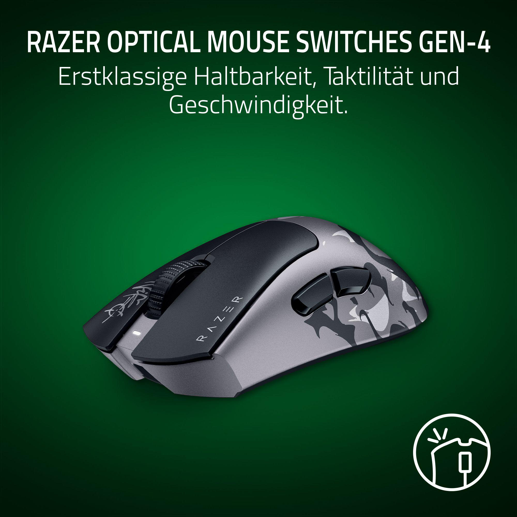 Graue Razer Gaming-Maus mit Tarnmuster auf grünem Hintergrund.