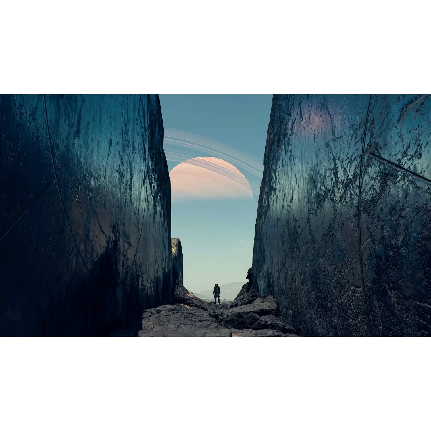 Astronaute sur des rochers devant d'immenses murs sombres, planète avec anneaux au ciel.