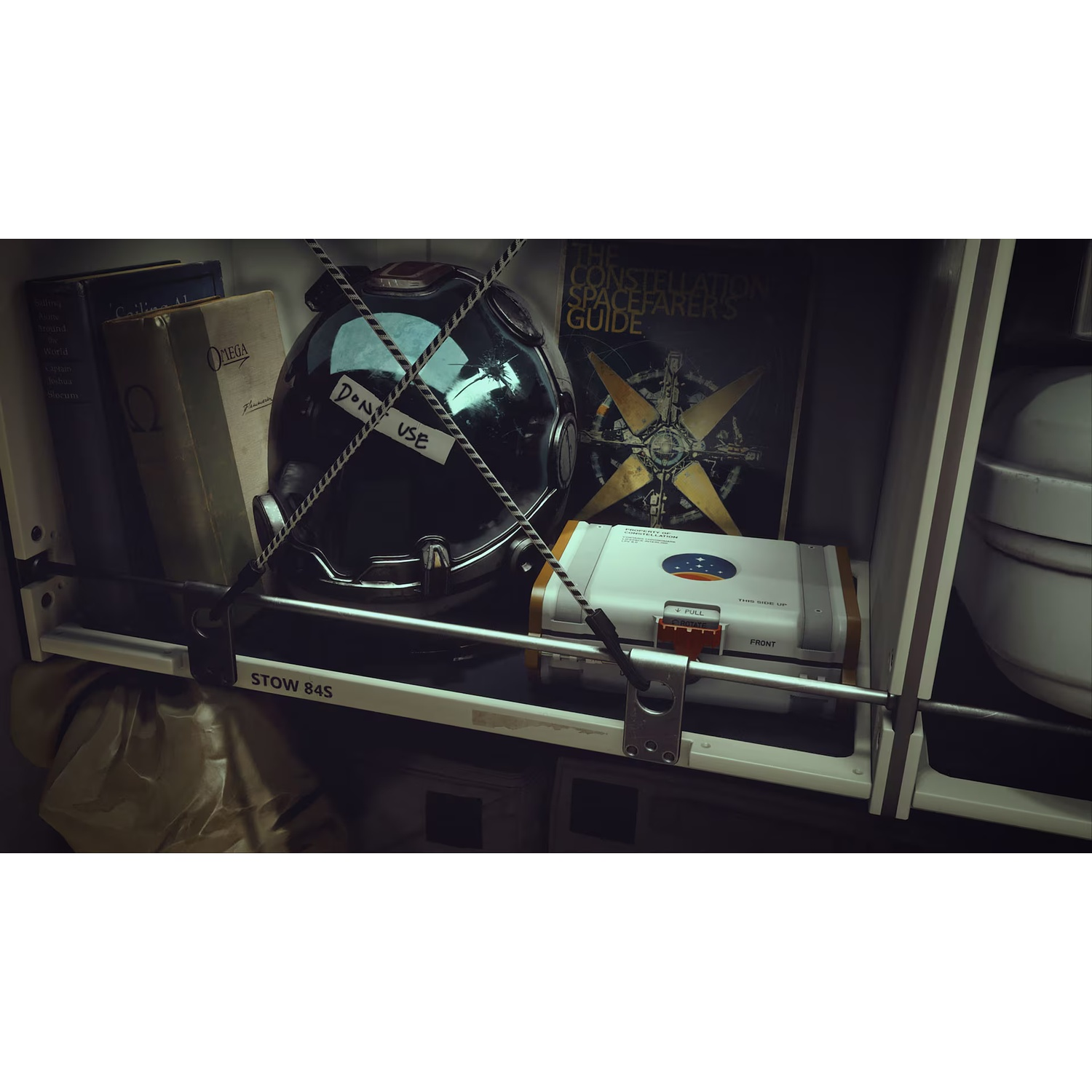 Un casque noir, des livres et un guide sont dans un compartiment.