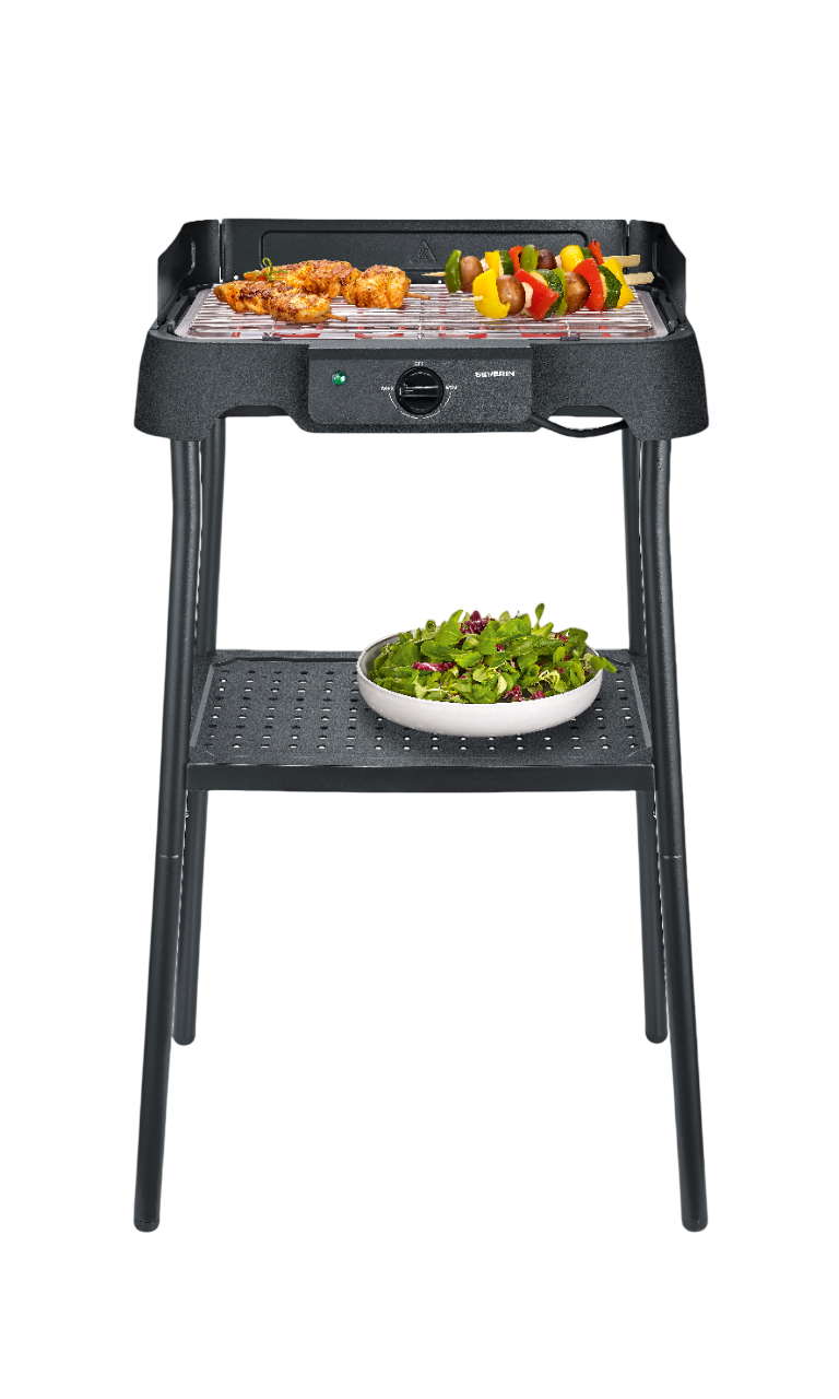 Ein Elektrogrill mit Fleischspießen und Gemüsespießen, unten eine Salatschüssel.