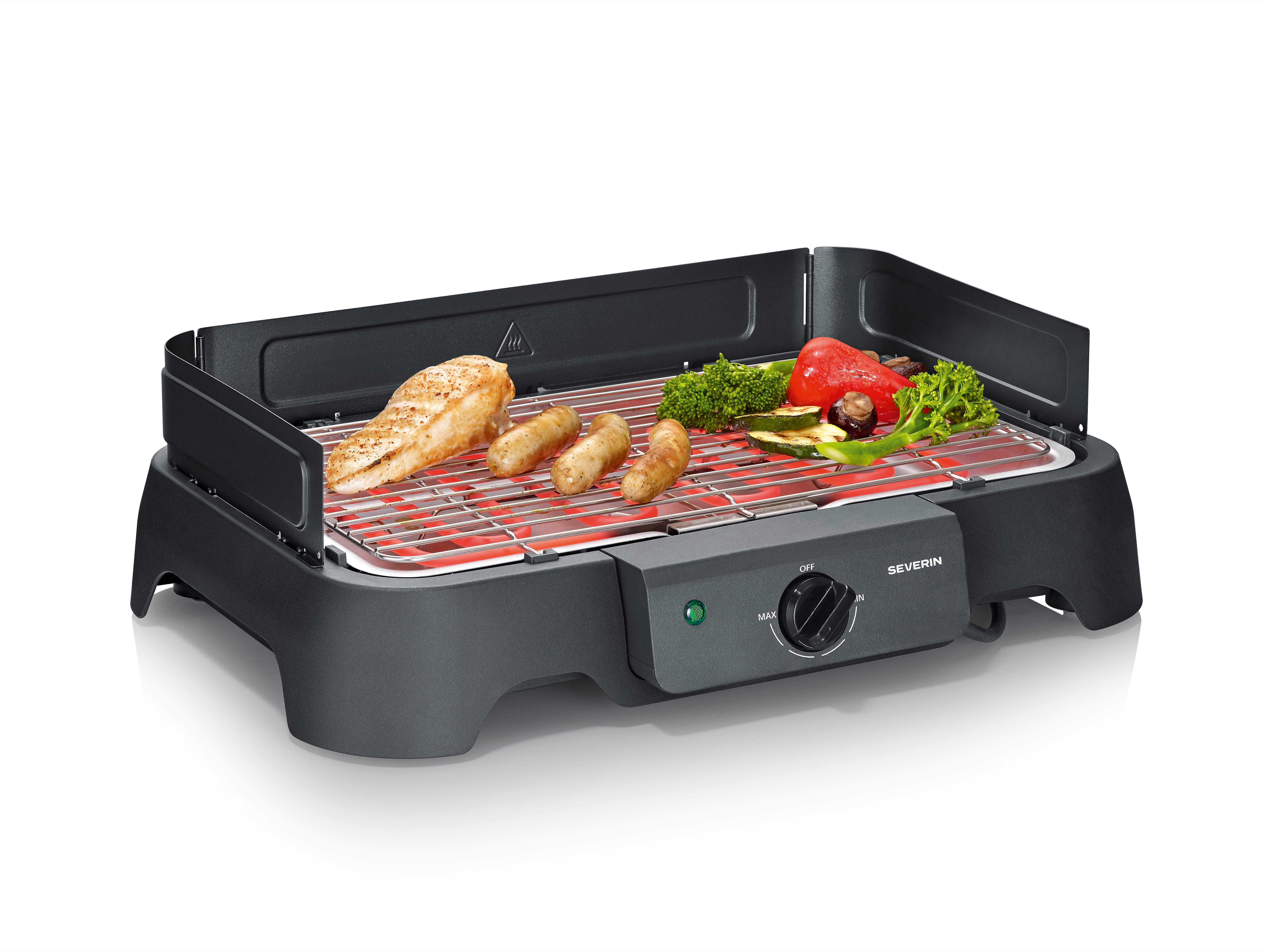 Elektrogrill mit Hähnchenbrust, Würstchen und Gemüse auf dem Grillrost.