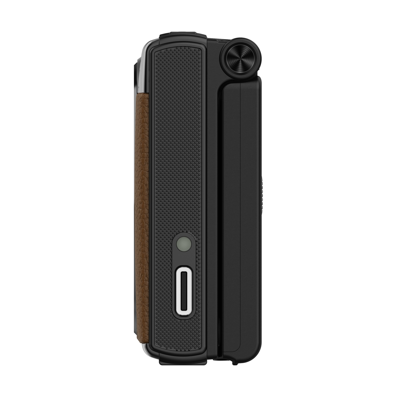 Fotocamera nera con impugnatura in pelle marrone, vista laterale. Porta USB.