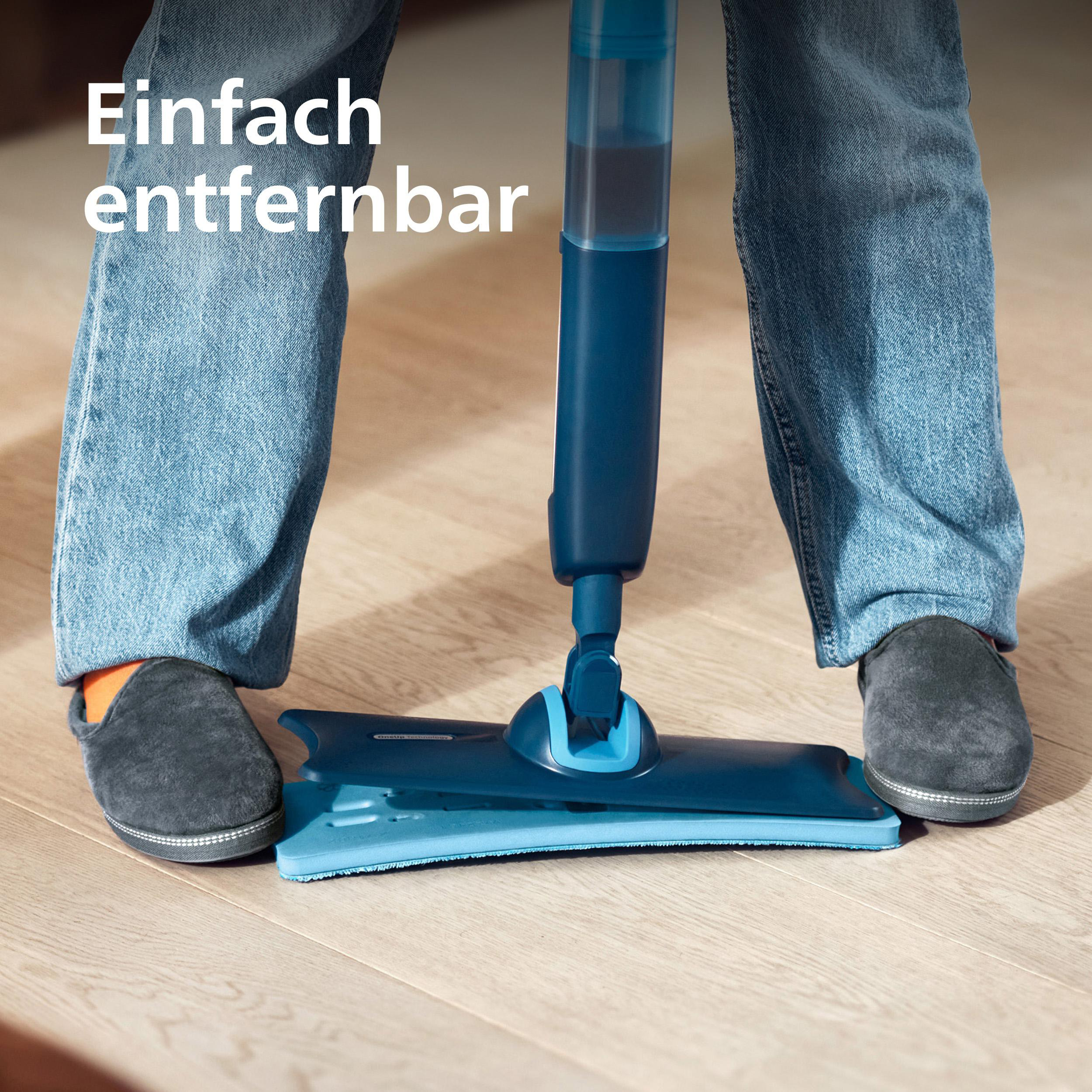 Person in Jeans wischt den Boden mit einem blauen Sprühwischer.
