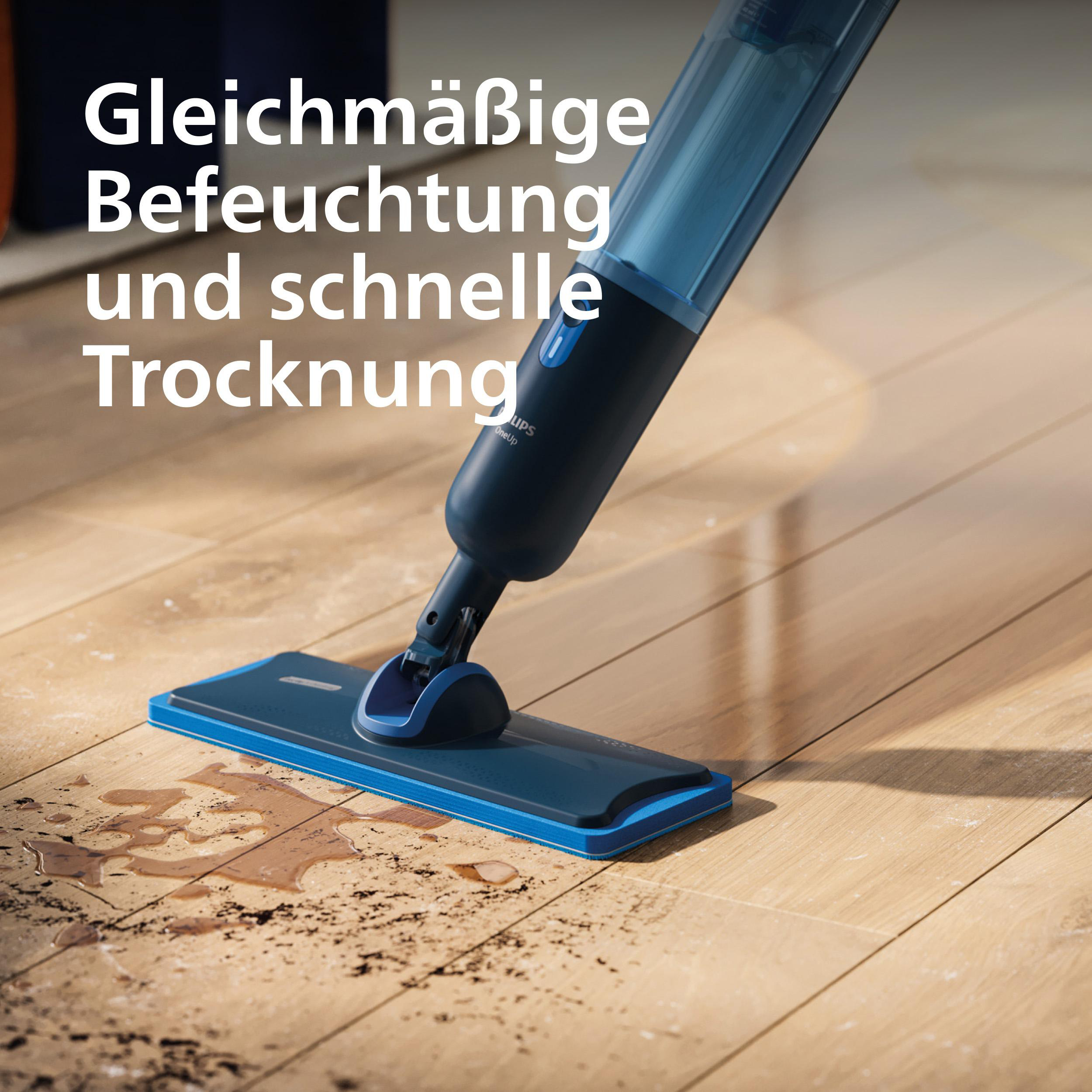 Ein blauer Wischmopp reinigt einen Holzboden mit Schmutz und Wasser.