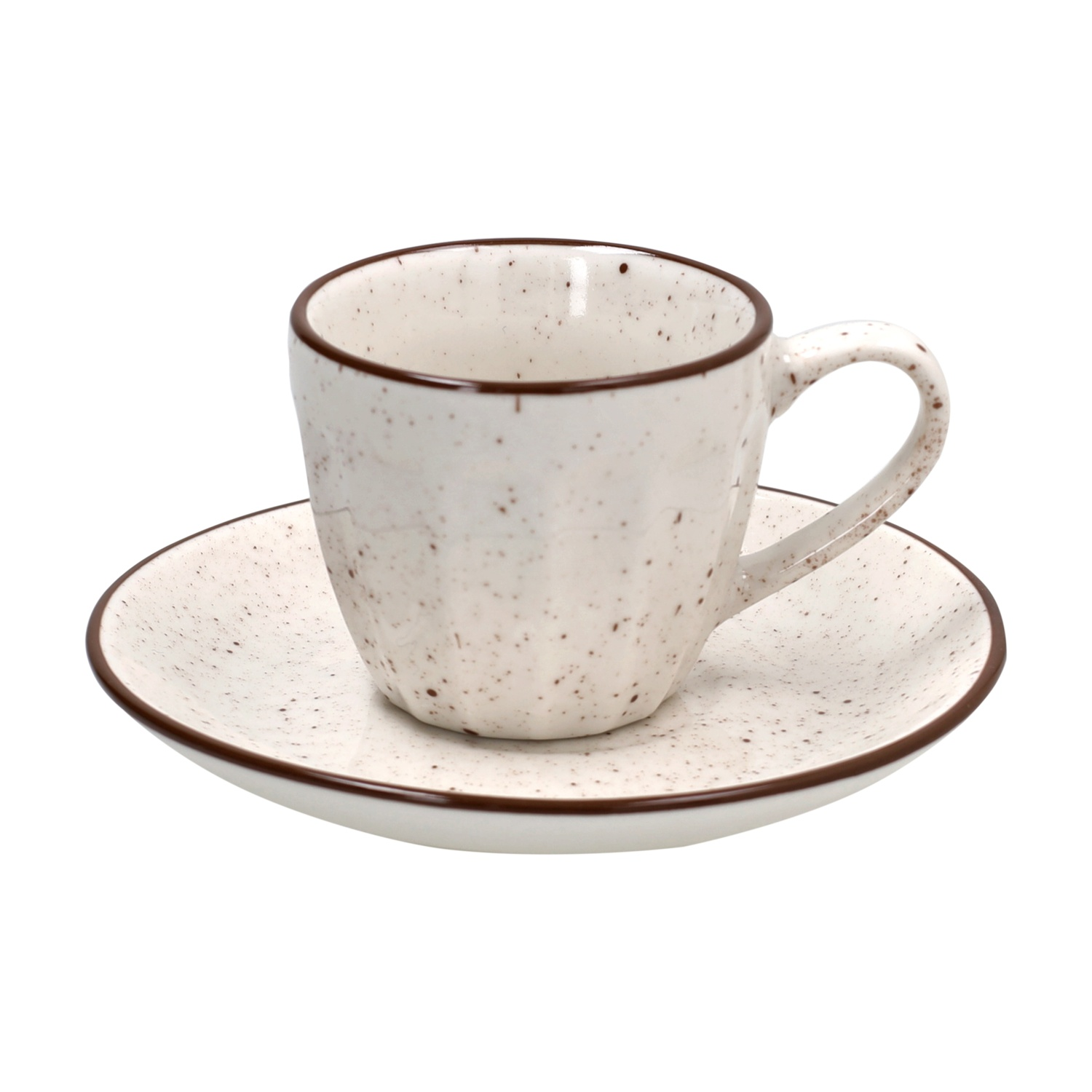 Una tazza da caffè bianca maculata con bordo marrone sul suo piattino.