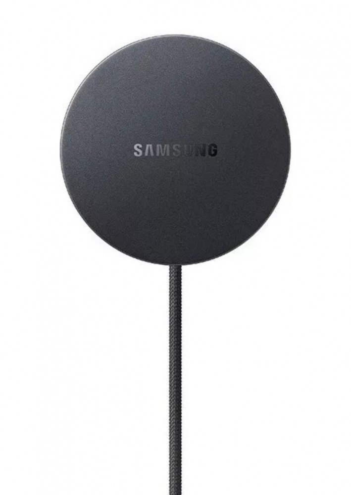 Fekete Samsung vezeték nélküli töltőpad kábellel, elszigetelve.