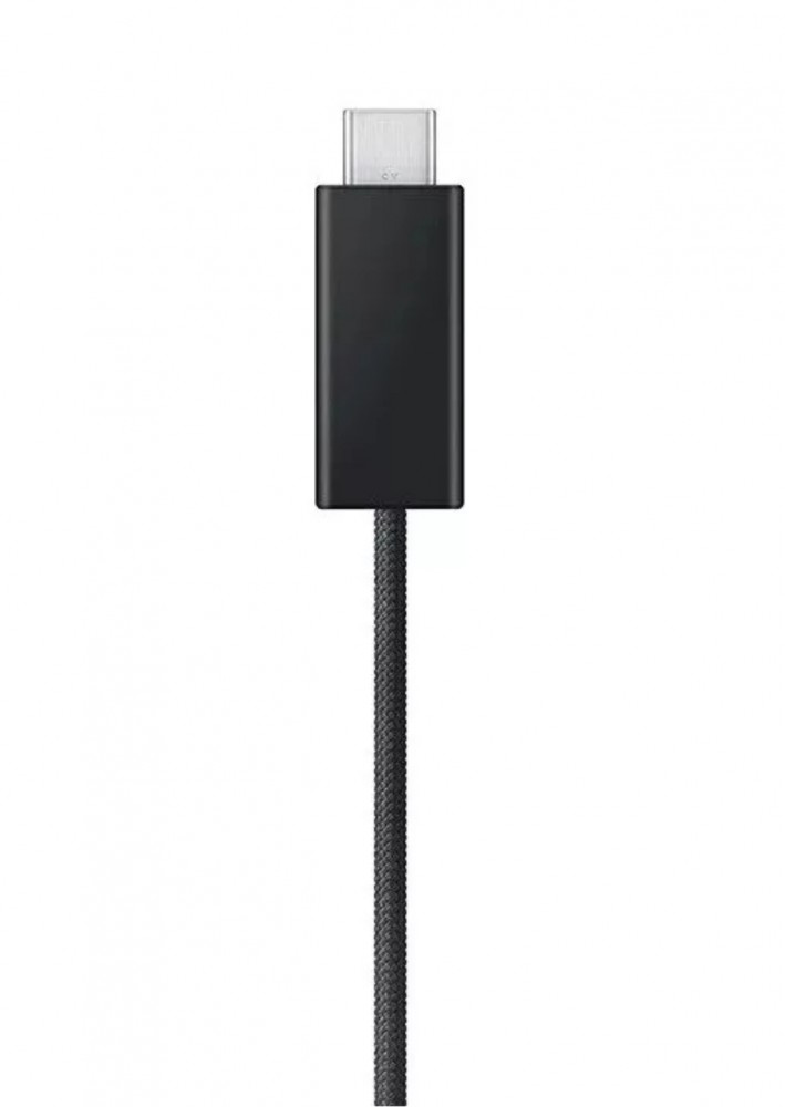 Fekete USB-C csatlakozó ezüst dugóval és fonott kábellel.