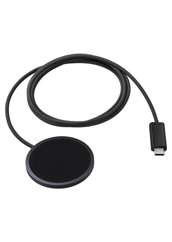 Fekete, kerek töltő fonott USB-C kábellel, fehér háttéren.