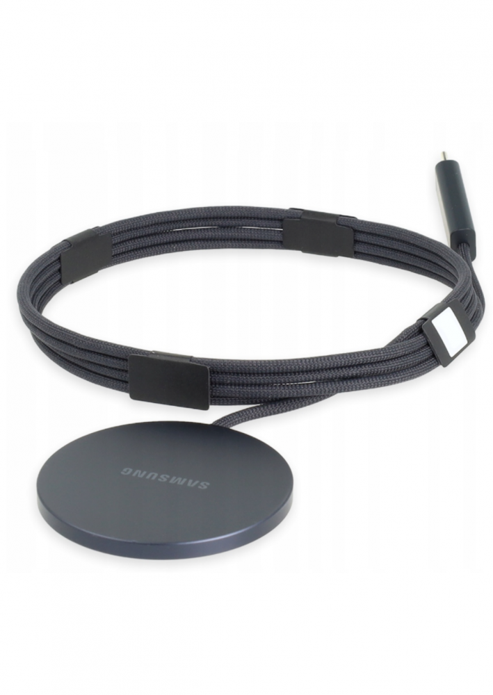 Egy szürke Samsung töltőkábel fehér háttéren.