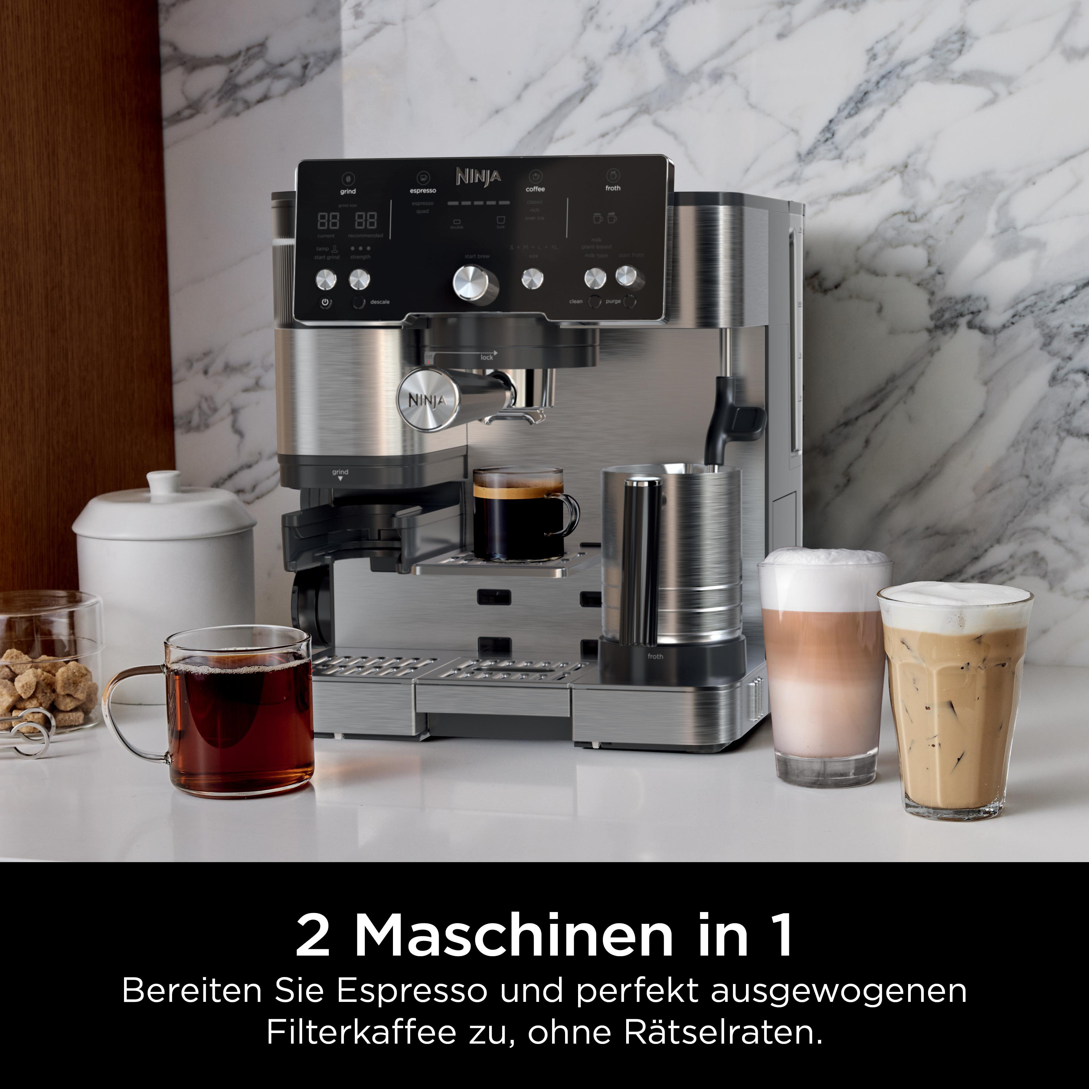 Eine silberne Ninja Kaffeemaschine mit zwei zubereiteten Getränken.
