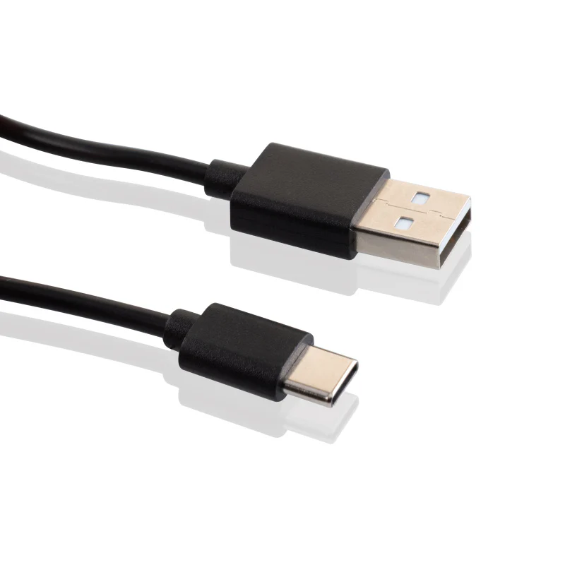 Fekete USB-A-USB-C kábel fém csatlakozókkal fehér háttéren.