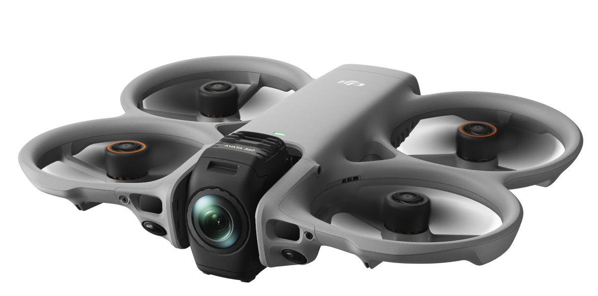 Szara dron DJI Avata z kamerą i czterema śmigłami na czarnym tle.