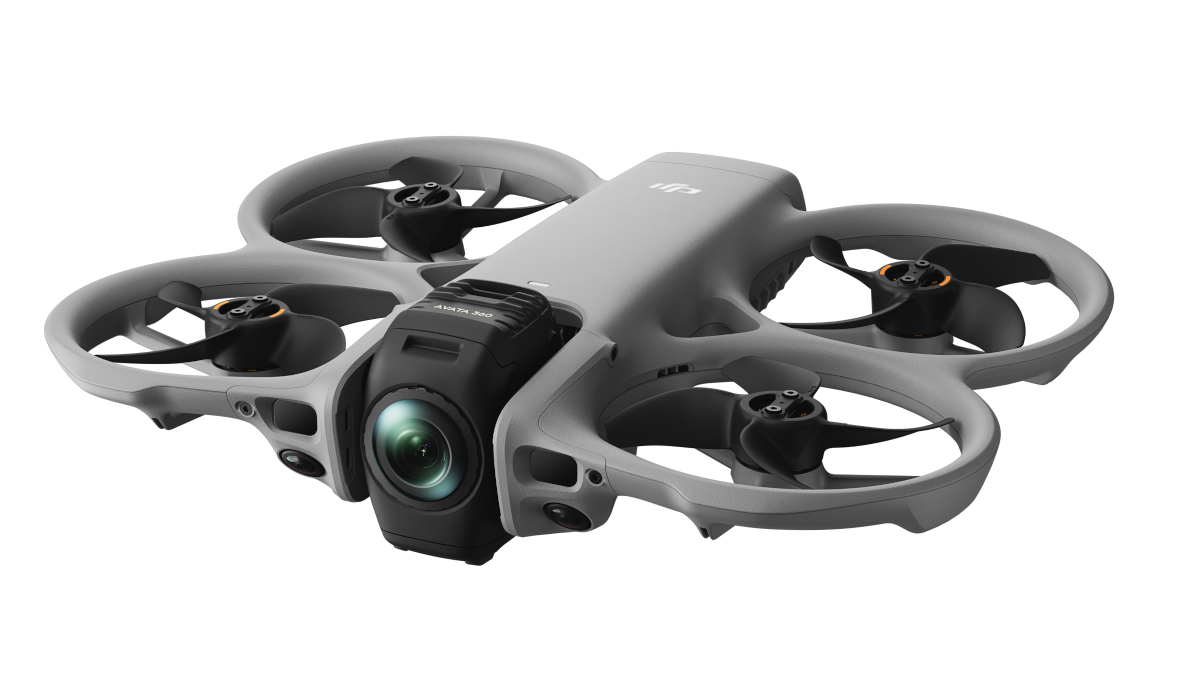 Szara dron z czterema śmigłami i kamerą z przodu, na czarnym tle.