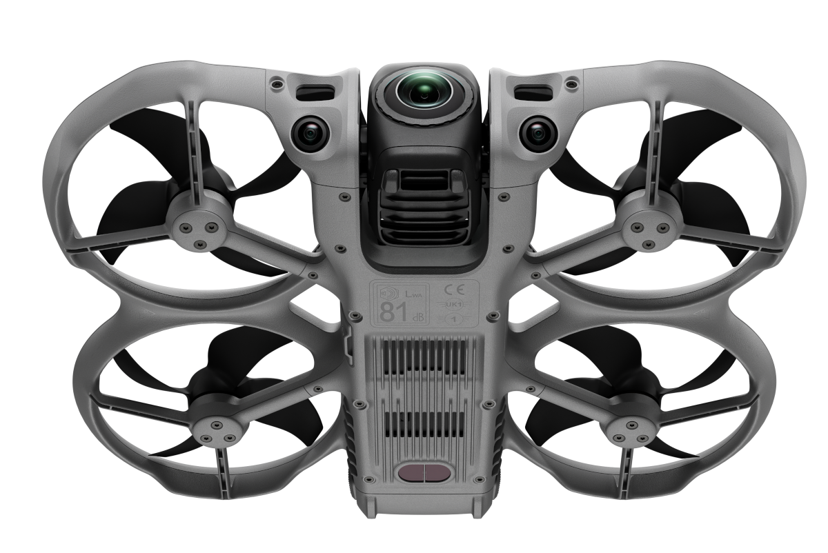 Szara dron z czterema śmigłami i kamerą na czarnym tle.