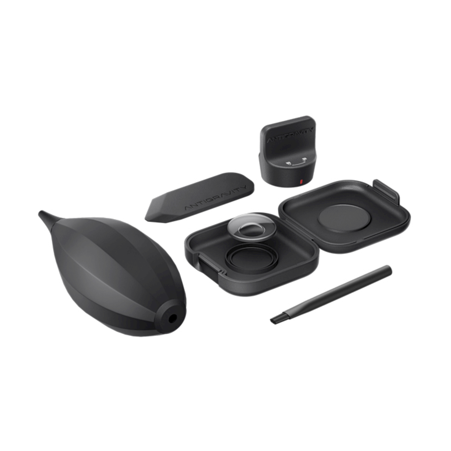 Kit pulizia lenti nero con soffietto, custodia, penna e dock di ricarica.