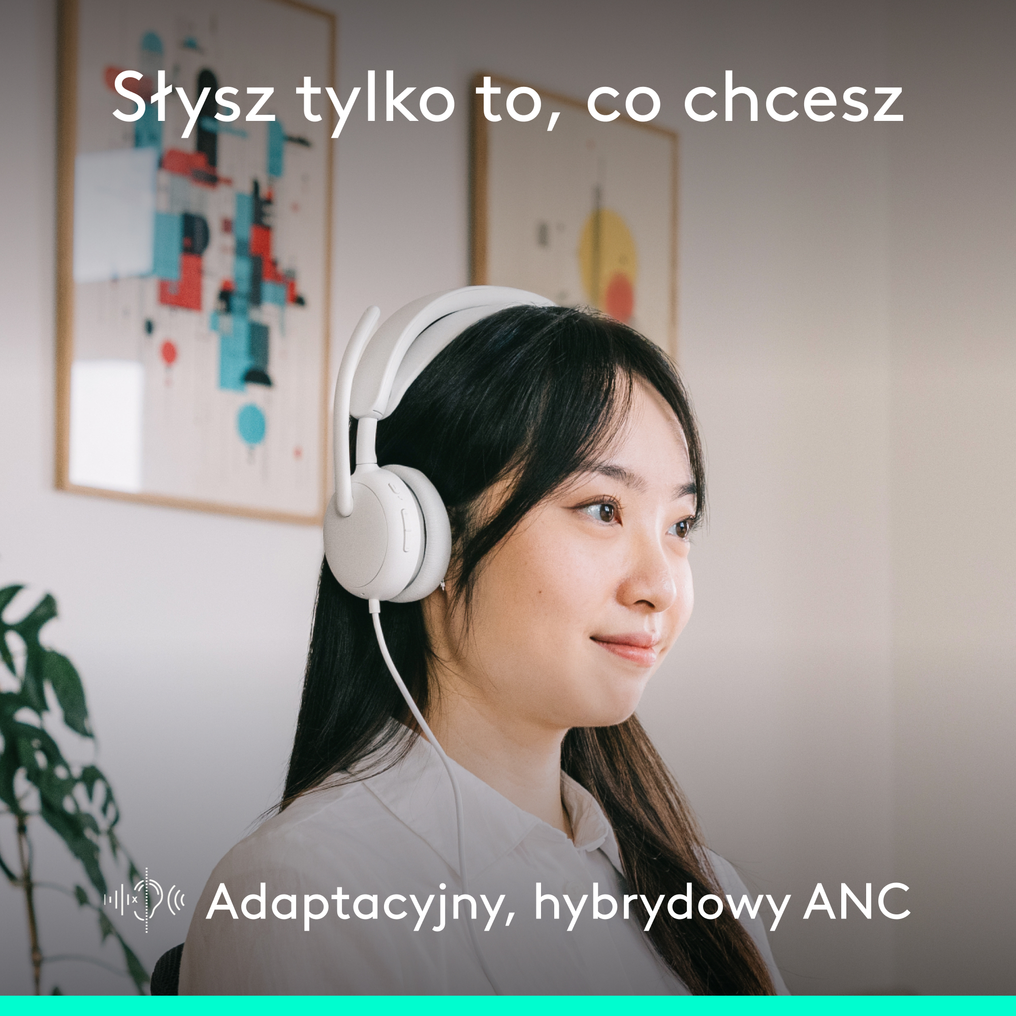 Kobieta w białych słuchawkach uśmiecha się.