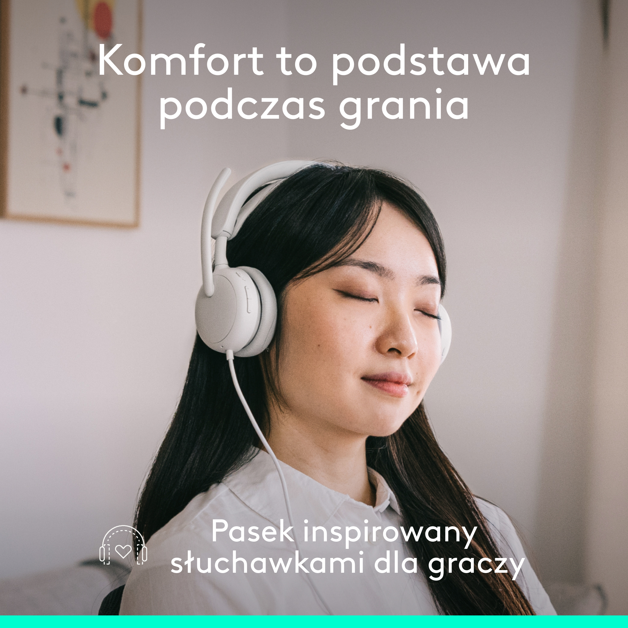 Młoda kobieta z zamkniętymi oczami słucha muzyki w białych słuchawkach.