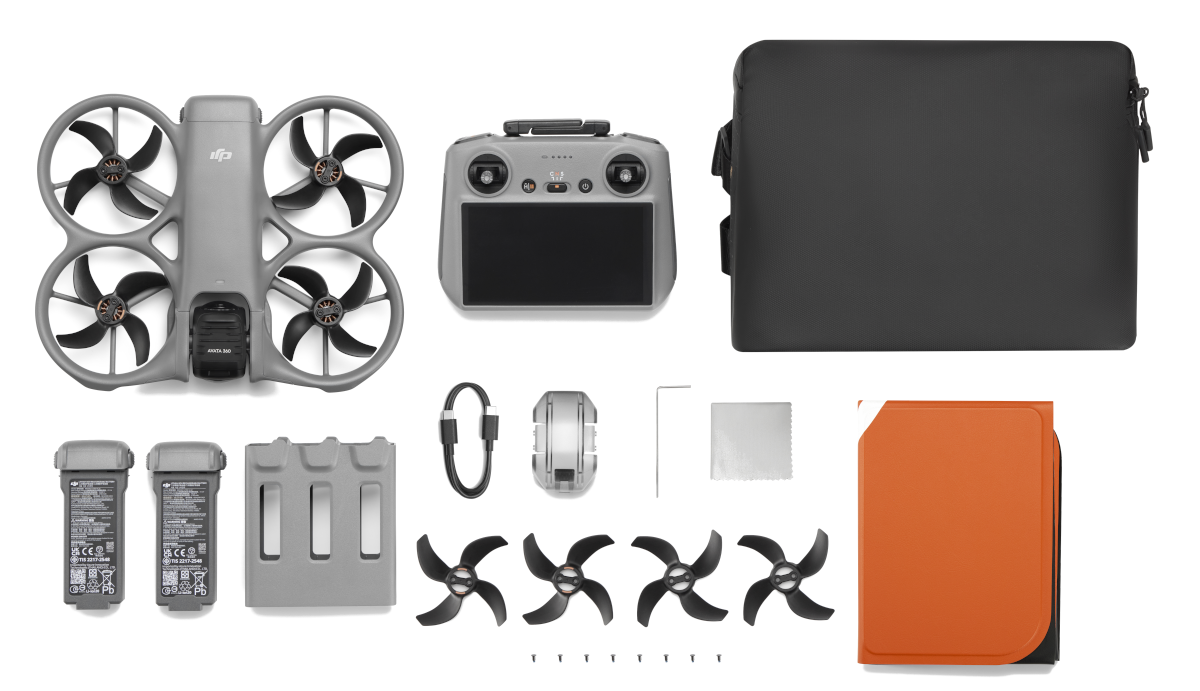 Dron, kontroler, baterie, śmigła, kabel, torba i pomarańczowe etui.