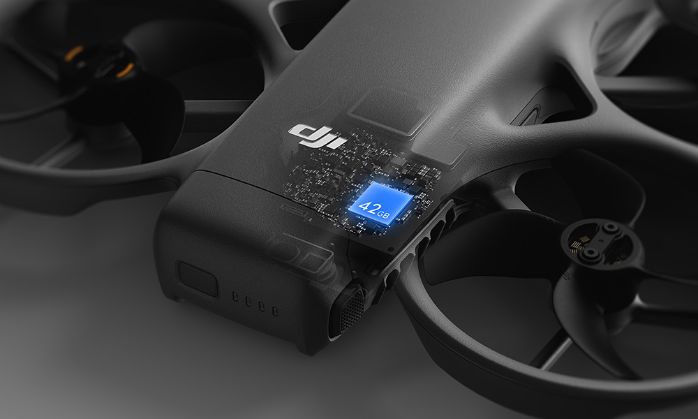 Czarny korpus drona z widoczną płytką drukowaną i wyświetlaczem 42 GB.
