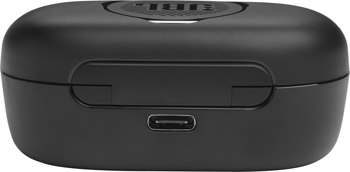 Fekete töltőtok JBL logóval és USB-C porttal.