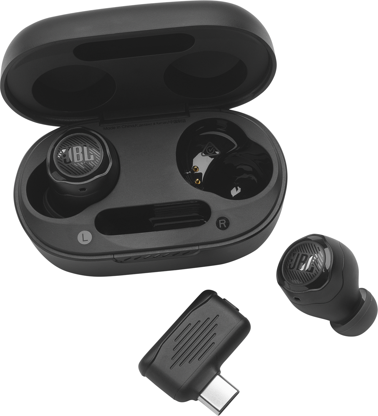 Fekete JBL fülhallgatók töltőtokkal és USB-C adapterrel fekete háttéren.