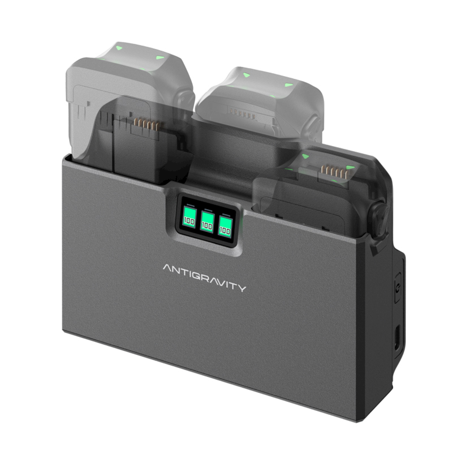 Dock di ricarica grigio con tre batterie inserite. Display digitali mostrano 100% di carica.